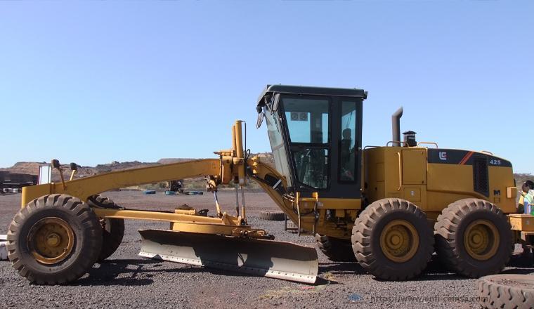 大型平地机在南非某金...