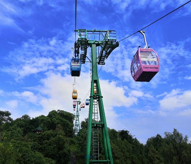 Single-line circulating ropeway with fixed rope clip
