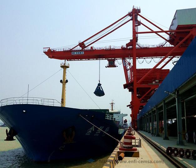 Мостовой корабельный разгрузчик с подхватом